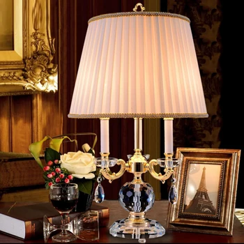 Европейската настолна лампа от кристал в дневната с разтегателен диван, масичка за чай, модерна тъканта, настолна лампа, Нощно шкафче за френската спални, луксозни настолни лампи, изработени от кристал